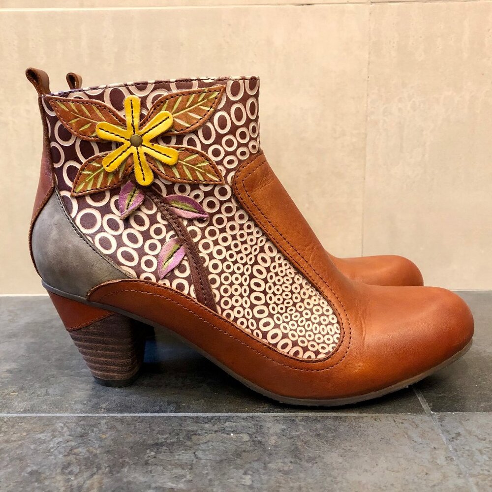 Leather ankle boots with flower detail.